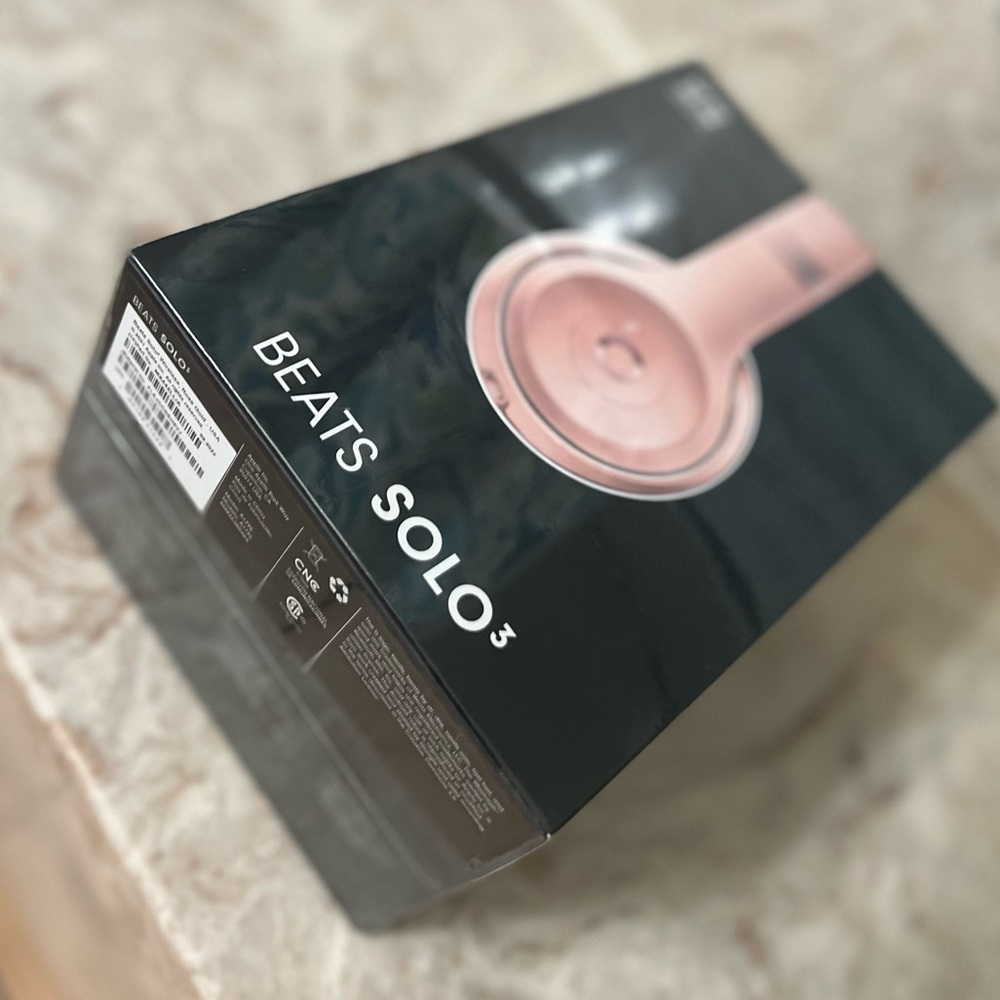 BRAND NEW Beats solo3 Rose gold wireless headphones